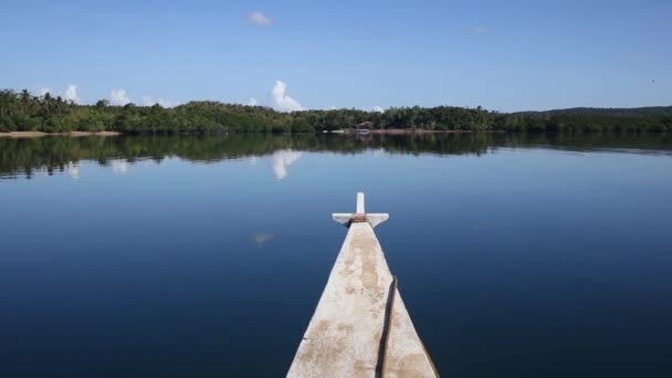 Moving on thai traditional wooden boat among the tropical islands — Stock Video