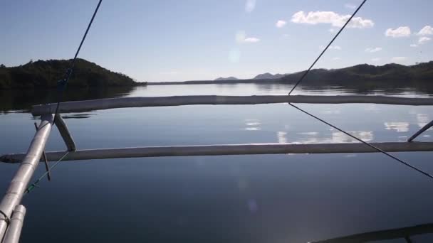 Movendo-se em tailandês barco de madeira tradicional entre as ilhas tropicais — Vídeo de Stock