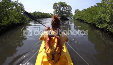 Genç Bayan sert deniz kayağı ile lots-in su sıçramalarına kürek çekmeye