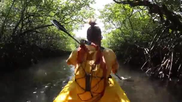 Young lady paddling hard  the sea kayak with lots of splashes — Stock Video