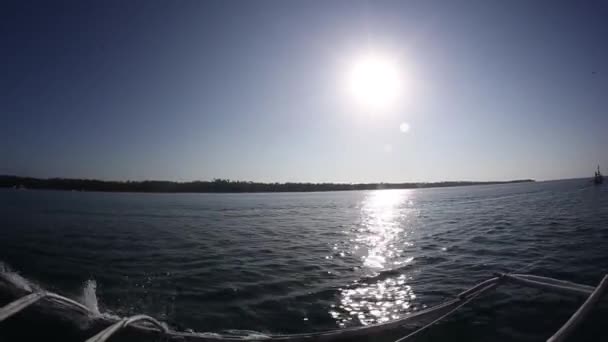 Moviéndose en barco de madera tradicional tailandés entre las islas tropicales — Vídeos de Stock