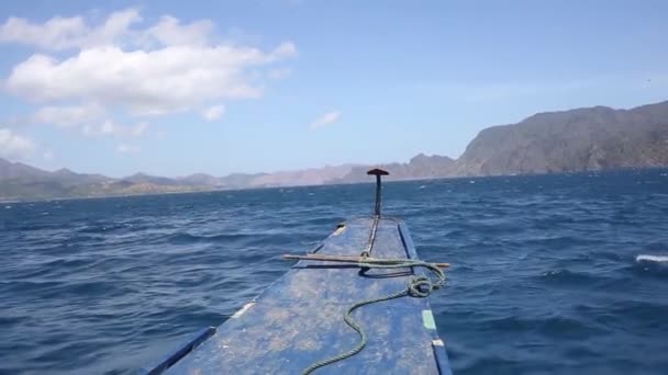 Tay geleneksel ahşap tekne tropikal adalar arasında taşıma — Stok video
