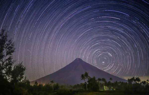 Stars leave tracks. Volkano Mayon. Philippines — Stock Photo, Image