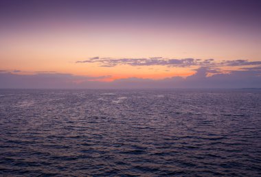 Nerede yelkenli tekne Okyanusu üzerinden harika gün batımı