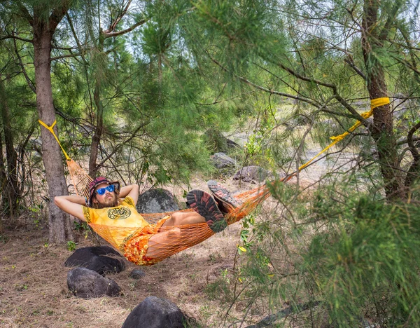 Mann entspannt sich in Hängematte — Stockfoto