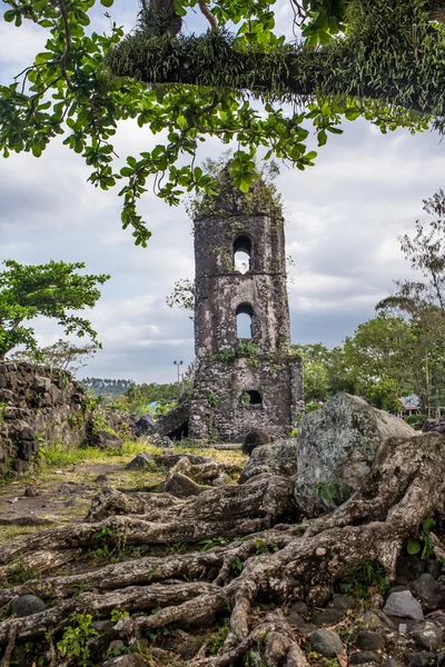 Vista panorâmica de uma igreja velha com um alto — Fotografia de Stock