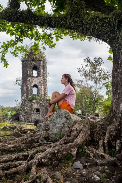 Porträt einer romantischen Frau im Märchenwald — Stockfoto