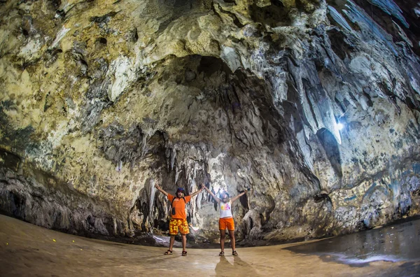 Mujer joven con mochila explorar cueva — Foto de Stock