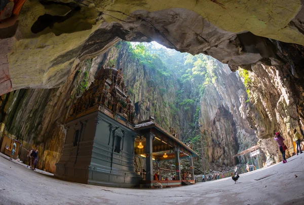 Hindoe toegewijden dragen kavadi als offer aan de heer Muruga lopen de trap van Batu Caves tempel — Stockfoto