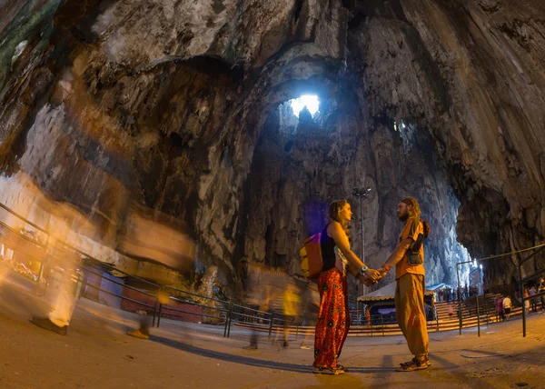 Wyznawców hinduizmu nosić kavadi jako ofiarę Pana Muruga chodzić po schodach świątyni Batu Caves — Zdjęcie stockowe