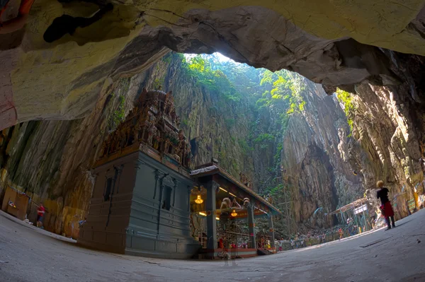 Hindoe toegewijden dragen kavadi als offer aan de heer Muruga lopen de trap van Batu Caves tempel — Stockfoto