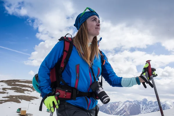 Volledige lengte van skiër skiën op verse poedersneeuw — Stockfoto