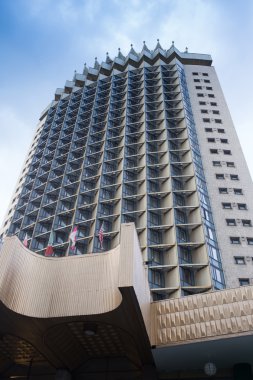 Eski bir kilise uzun boylu ile doğal görünümünü