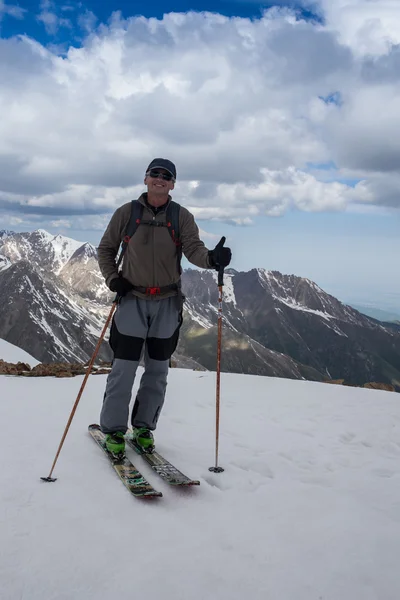 Полная длина катания на лыжах по свежему снегу — стоковое фото