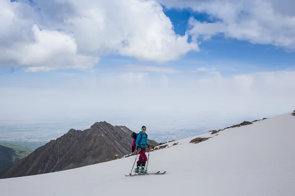 Longitud total de esquiador esquiando sobre nieve fresca en polvo —  Fotos de Stock