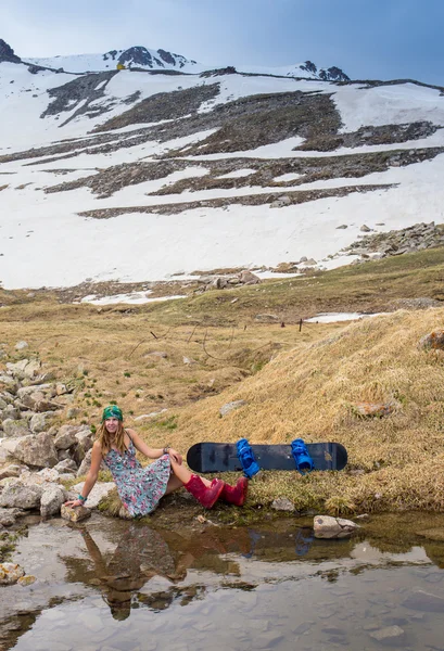 Taze toz karda kayak yapan kayakçının tam uzunluğu — Stok fotoğraf