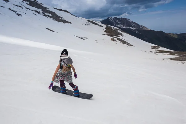 Comprimento total de esqui esquiador na neve fresca em pó — Fotografia de Stock