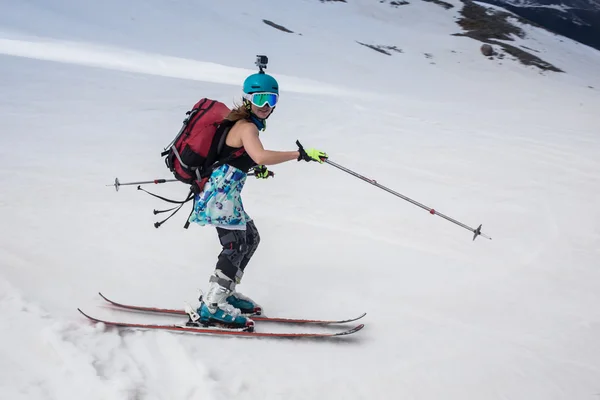 Full length of skier skiing on fresh powder  snow — Stock Photo, Image