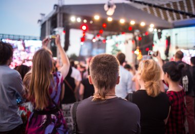 Cosmos Köyü, Almatı Eyaleti, Kazakistan - 16 Ağustos 2015: etnik müzik Forey Festivali, bir sürü insan bu tatil dinlenmek ve eğlenmek için toplar..