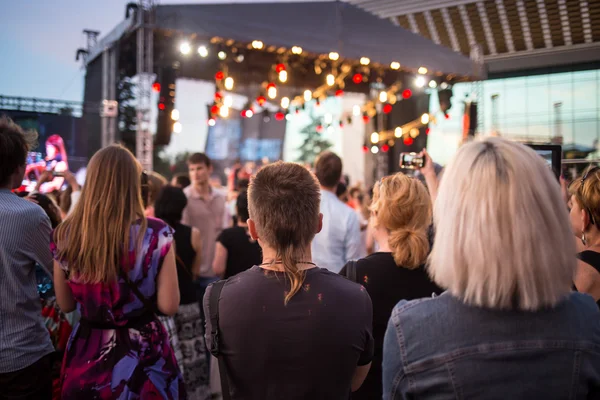 Cosmos Village, Almaty Province, Kazakhstan - 16 August 2015: The festival of ethnic music Forey, a lot of people gathers on this holiday to relax and have fun. — Stock Photo, Image