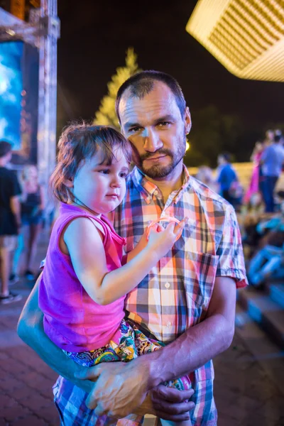 Père portant son fils sur les épaules pendant la marche de campagne — Photo