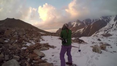 Dağcı karlı bir sırt zirvesine ulaşır ve sevincini ifade eder