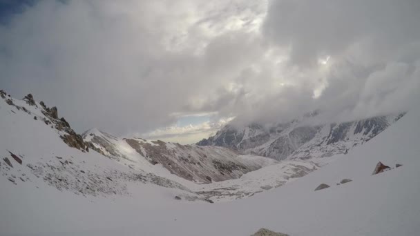 雪、雲が多く、時間経過で覆われて伝説のアララト山、アルメニアのシンボル — ストック動画