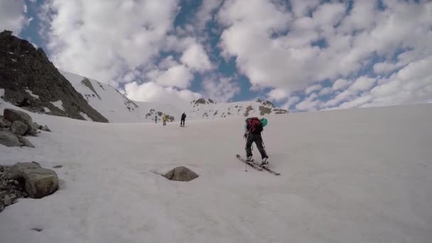 Esquiadores caminando cuesta arriba — Vídeos de Stock