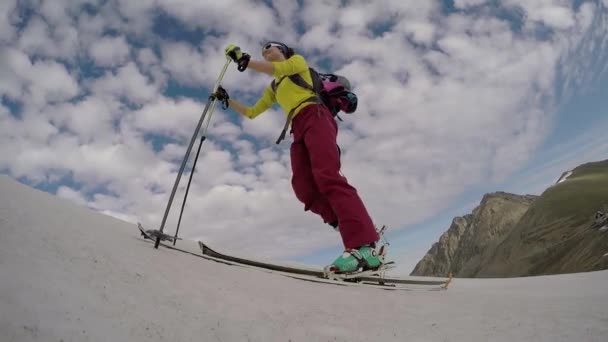 Esquiadores caminando cuesta arriba — Vídeo de stock