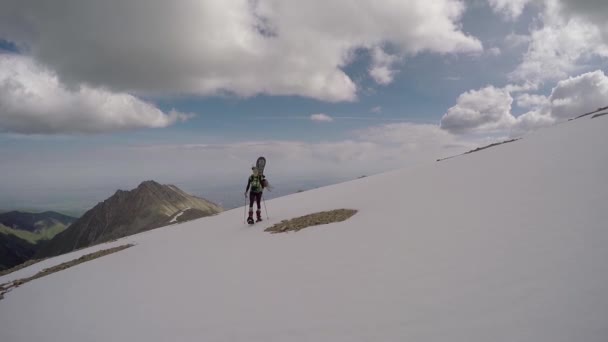 Esquiadores caminando cuesta arriba — Vídeo de stock