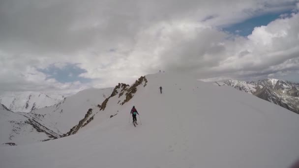 Esquiadores caminando cuesta arriba — Vídeo de stock