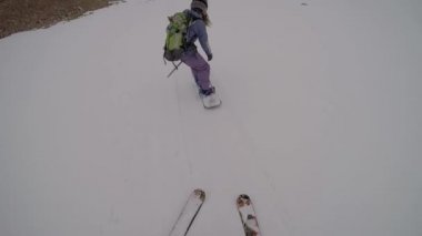 Yüksek dağ üzerinde taze kar kayağı gelen iniş