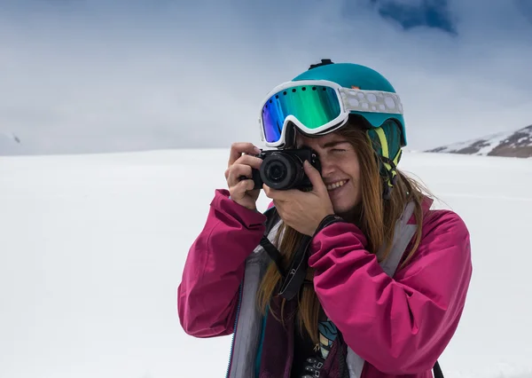 Lyžování, zimní radovánky, lyžařské billboard - krásné lyžař dívka dovádění na sněhu — Stock fotografie