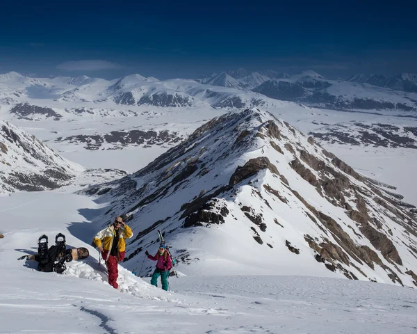 Gruppo di amici, divertendosi nella località sciistica di montagna — Foto Stock