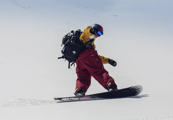 Mountaineer reaches the top — Stock Photo, Image