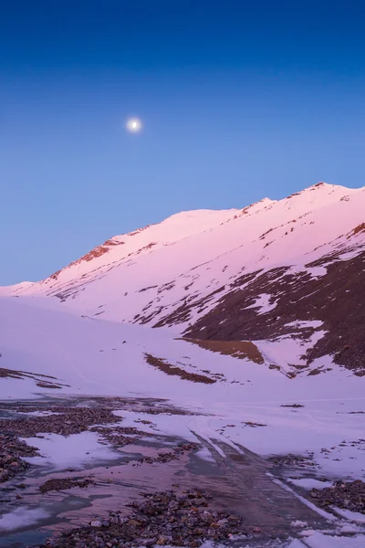 Fantastico paesaggio invernale. Cielo nuvoloso drammatico . — Foto Stock