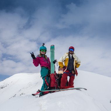 Dağlarda Orta Çağ Çifti Kayak Tatili