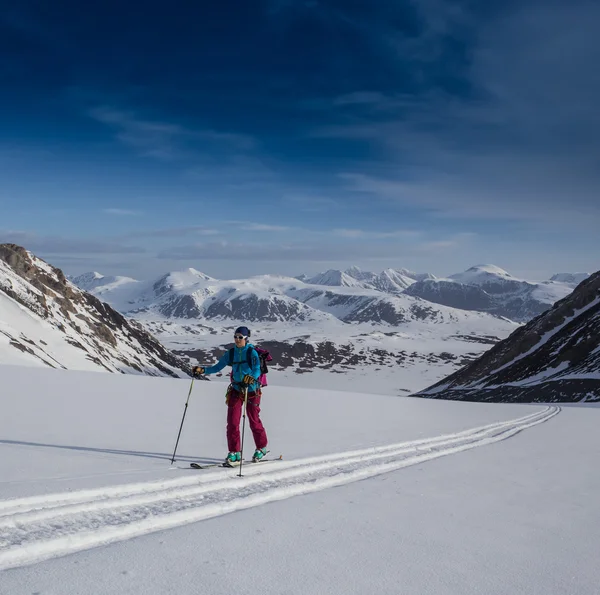 Bella sciatrice con cappello invernale — Foto Stock