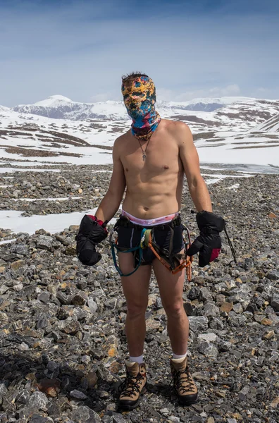 Bărbat în trunchiuri de înot, dar cu echipament de alpinism — Fotografie, imagine de stoc
