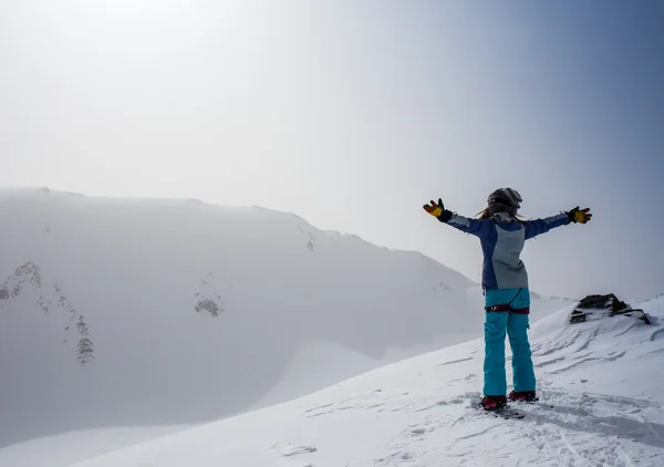 Perempuan cantik ski mengenakan topi musim dingin — Stok Foto