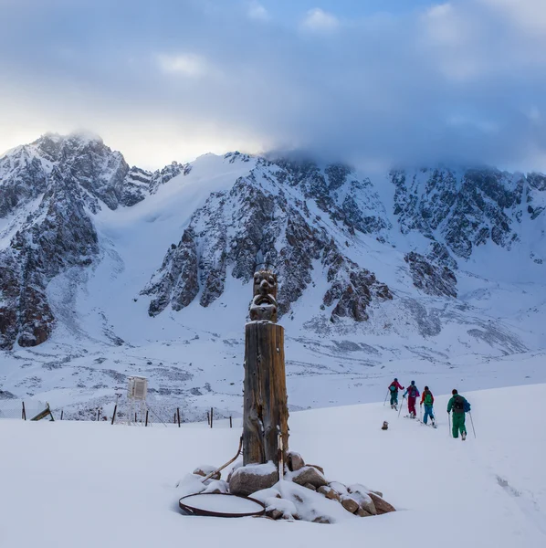 Grupo de amigos, disfrutando en la estación de esquí de montaña — Foto de Stock