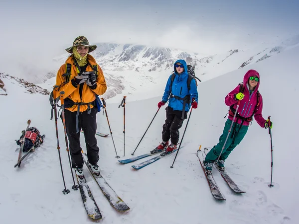 Gruppo di amici, divertendosi nella località sciistica di montagna — Foto Stock