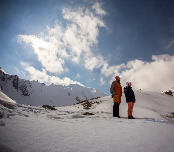 Пара средних лет на лыжном отдыхе в горах — стоковое фото