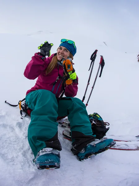 Sci, divertimento invernale, cartellone dello sci - bella sciatrice che si gode la neve — Foto Stock
