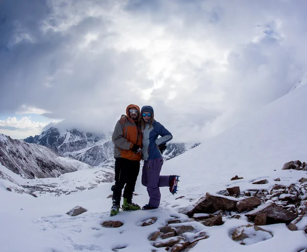 Pareja de mediana edad en vacaciones de esquí en las montañas — Foto de Stock