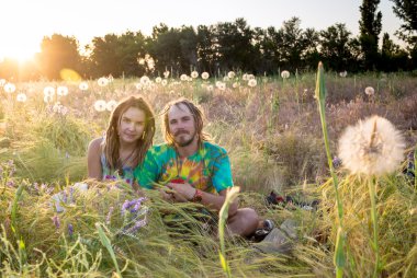 Genç çift eğleniyor ve güzel doğanın tadını çıkarıyor.