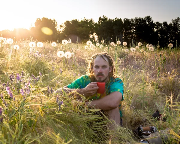 Portrait d'un jeune homme heureux relaxant — Photo