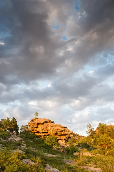 Coucher de soleil rêveur parmi les rochers — Photo