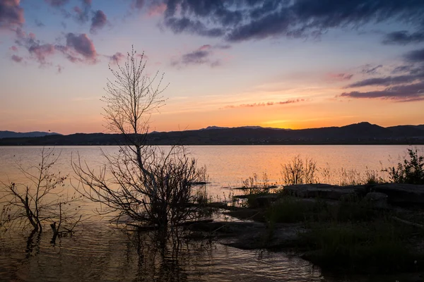 Schöne Landschaft mit Sonnenuntergang am See — Stockfoto