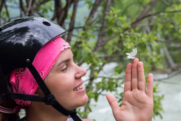 Casco de bicicleta - mujer poniendo ciclismo — Foto de Stock